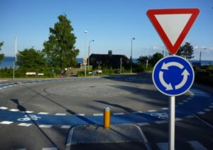 Tanskalainen liikenneympyrä: ympyrässä kiertää myös selkeä pyöräkaista