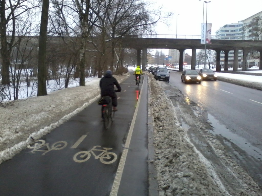 Tätä oli ilo polkea. Helsingissä järjestys olisi toinen: 1) kadunvarsipysäköinti kuntoon (auruasvalli pois) 2) ajoradan hiekkojen harjaus 3) ajoradan asfalttikorjaukset [...] 15) vapun jälkeen esikaupunkien pyöräteiden hoito