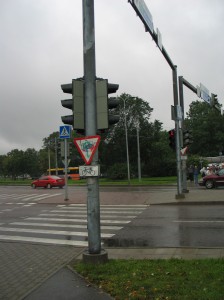 Kuva Tallinnasta. Pyöriä informoidaan väistämisestä liikennevaloja ollessa sammutettuina.