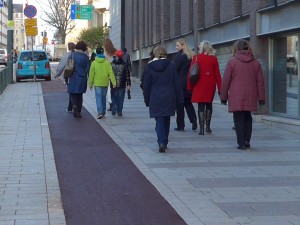 Tyypillisellä kadulla ei ole reunakivea estämässä jalankulkijoita pääsemästä pyöräilijöiden reviirille ja päinvastoin. Kuva: Marjut Ollitervo
