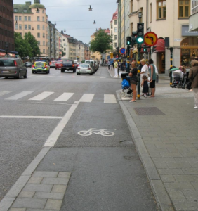 Oikein tehty reunakivi pitää jalankulkijat ja pyöräilijät turvallisesti erillään, eikä häiritse pyöräilyä. Kuva: Kaupunkisuunnitteluvirasto