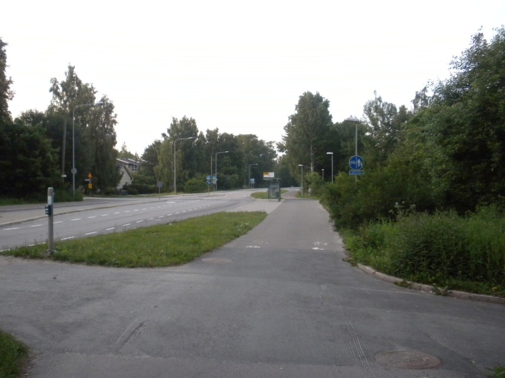 Suomessa pyörätietä ja jalkakäytävää ei tarvitse erottaa mitenkään.
