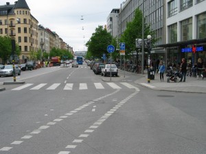 Etelään mentäessä pyöräkaista vaihtuu pyörätieksi Folkungagatanin jälkeen. Laadukkaasti jalankulusta eroteltu pyörätie oli uutta Tukholmassa vuonna 2001. Pyörätieltä pääsi helposti kivijalan palveluille. Samassa yhteydessä kadulle tuli laadukkaat runkolukittavat pyörätelineet. Kuva toukokuulta 2009.