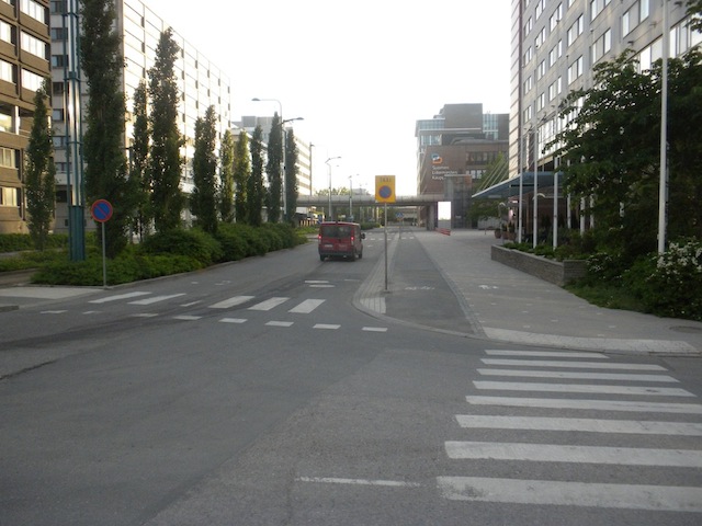 Helsingin kaupunki on keksinyt vapaaehtoisen pyörätien: pyörätietä ei merkitä sen käyttöön velvoittavalla merkillä. Tosin tällöin kyseessä ei ole pyörätie lainkaan.
