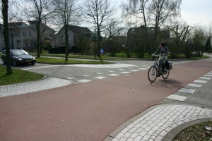 Pyöräkatu Hollannista, jonka korotettu risteys autotien kanssa korostaa väistämisvelvollisuutta. Hollannissa. Lähde: Kulkulaarin kuvapankki, Kalle Vaismaa (CC-BY-4.0) 