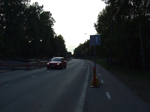 Ohjeen vastaisesti asennettu liikennemerkki Viilarintiellä. Yhdistetyn pyörätien ja jalkakäytävän leveys on 2,5m.