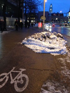 Tiistai-iltana Postikadulla kuvattu lumikasa oli yhä perjantaina iltapäivällä pyörätien tukkeena. Kuva: Tapio Keihänen, HePo