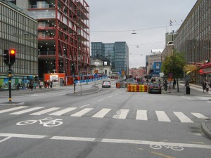 Klarabergsgatanin neljästä kaistasta käytössä on vain kaksi. Kävely kadun molemmilla puolilla ja pyöräily sekaliikenteessä. Tällä hetkellä kaistoja on ajokaistoja on vain yksi, missä valo-ohjaus vuorottaa ajosuuntaa. Kävely edelleen molemmin puolin ja pyöräily edelleen sekaliikenteessä.