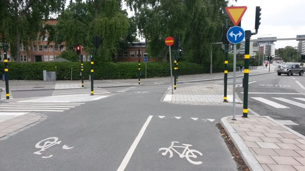 Uudistettu keskisaareke Tukholmasta. Pyöräilysuunnat ja väistämisjärjestys ilmenee asennetuista merkeistä. Pyöräilyn pitää olla yksinkertaista ja helppoa ensimmäisestä kerrasta lähtien.