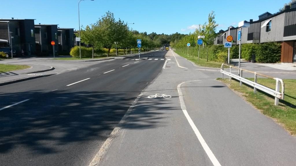 Yksisuuntaisen pyöräilyn risteysjärjestelyt kadun molemmin puolin Tukholman esikaupungista (Gamla Tyresövägen). Samanlaiset järjestelyt sopisivat tukemaan yksisuuntaisuutta Valkopaadentien ja Punakiventien risteyksissä.