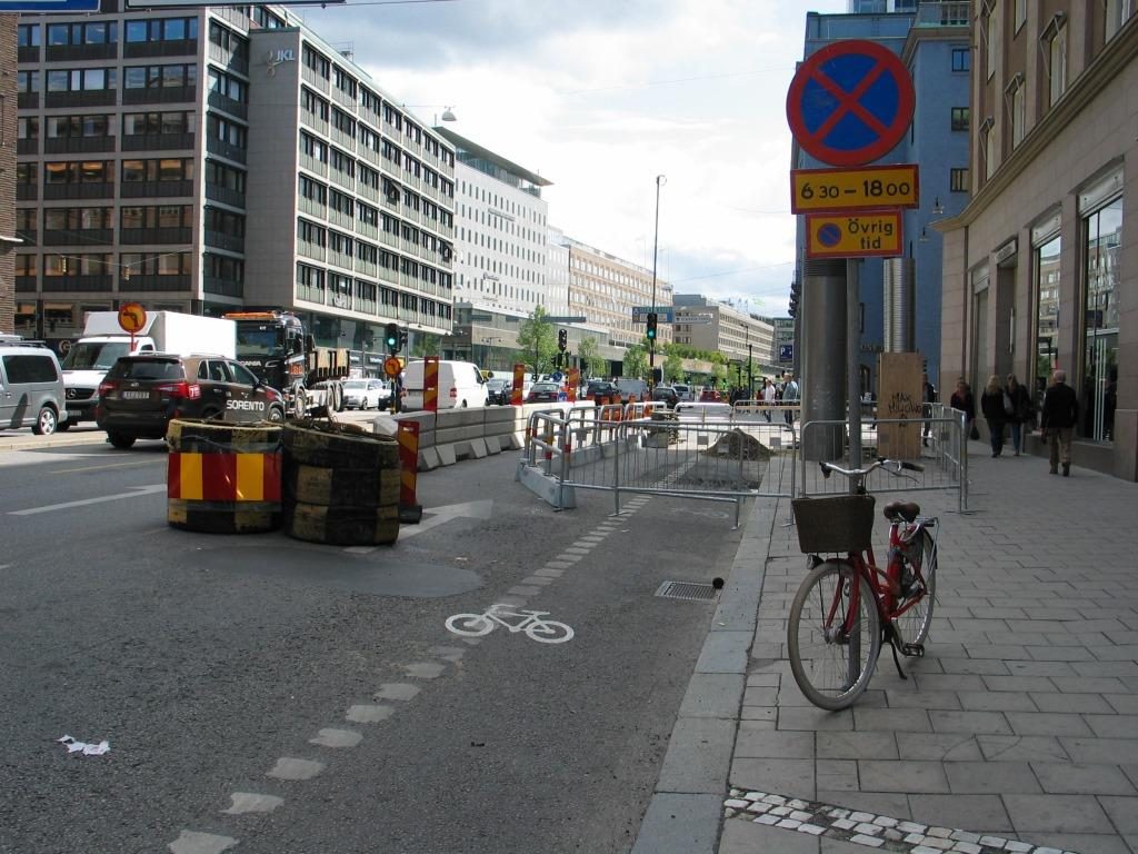 Tukholmassa siirretään aidoilla autoilua, jotta pyöräilyn olosuhteet turvautuvat. Sveavägenillä pyöräily on eriytetty muusta liikenteestä.