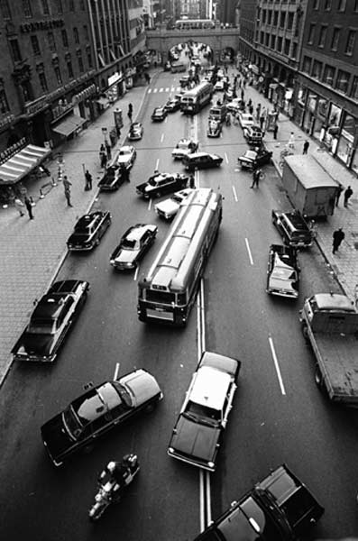 Ruotsissa siirryttiin oikeanpuoleiseen liikenteeseen vuonna 1967. Siellä onneksi ymmärrettiin siirtyminen suorittaa onneksi kokonaisuutena.
